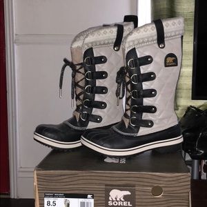 Sorel tofino holiday boots